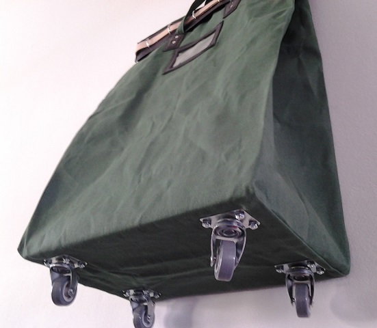 Malote tipo Correio com rodízios em LONA, cinta de couro com argolas de metal e ilhós para lacre de segurança ou cadeado, fundo rígido em madeira | Maxxi Malotes